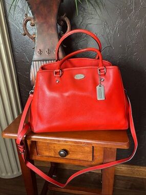Coach Small Margot Carryall (F34607)
Blood orange